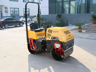  小型壓路機碾壓瀝青路面有哪些碾壓技巧？
