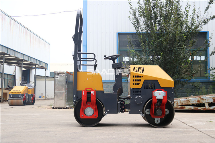 小型壓路機施工中出現(xiàn)打滑應該怎么處理