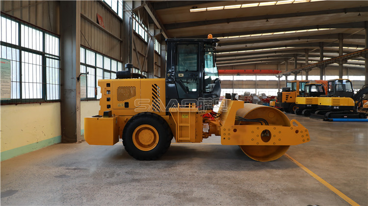 小型壓路機(jī)不僅能壓實(shí)路面，還能做牽引工作